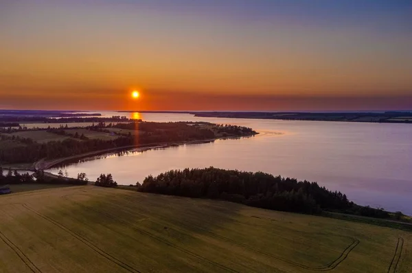 Vzdušný Pohled Klidné Jezero Při Malebném Západu Slunce — Stock fotografie