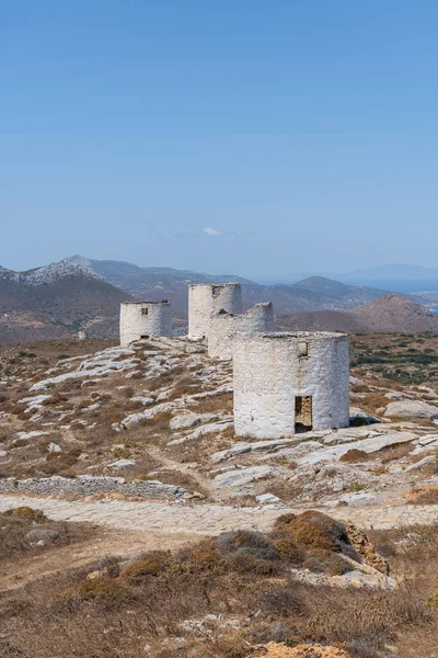 Traditionelle Windmühlen Auf Der Griechischen Insel Amorgos Einem Strahlend Sonnigen — Stockfoto