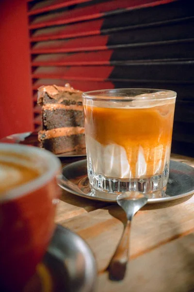 Tiro Vertical Café Gelado Dalgona Uma Mesa Madeira — Fotografia de Stock