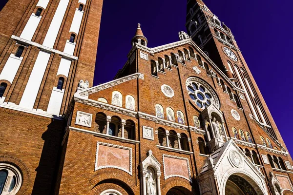 Macaristan 'ın Szeged kentindeki Votice Kilisesi' nin düşük açılı.