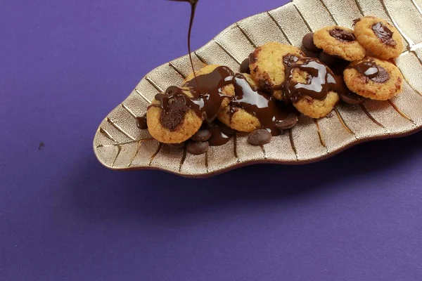 Een Close Van Smakelijke Chocoladekoekjes Met Druppelende Smeltende Chocolade Een — Stockfoto
