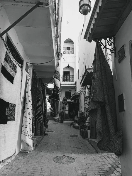 摩洛哥丹吉尔麦地那老城区一条灰度街道的垂直截图 — 图库照片