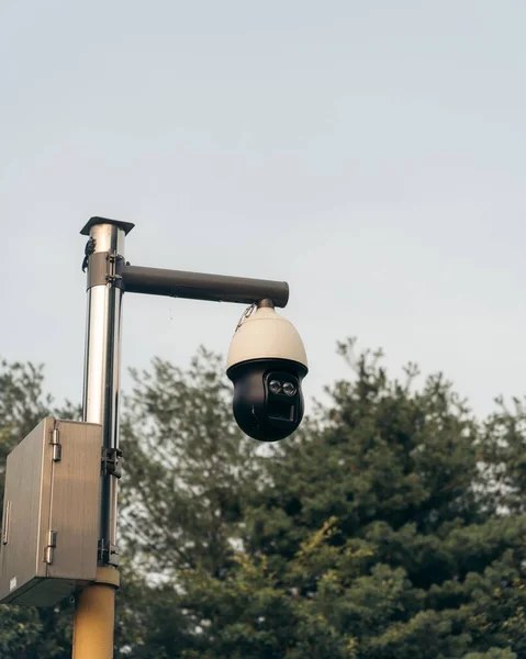 Een Verticaal Shot Van Een Grappige Geschokte Cctv Camera Een — Stockfoto