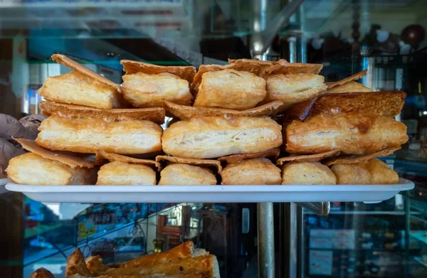 Vista Empanadas Frescas Hojaldre Con Queso Jamón Exhibidas Pastelería — Foto de Stock