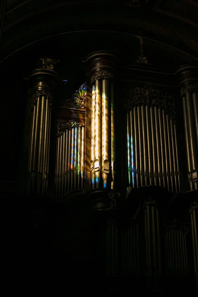 在黑暗中垂直拍摄美丽的管风琴 其上有彩虹的倒影 — 图库照片