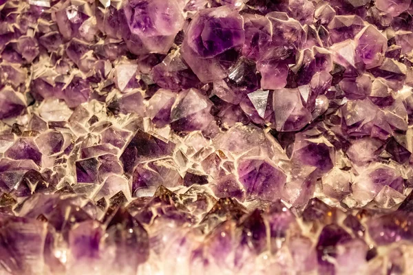Ametistlere Benzeyen Küçük Mor Kuvars Kristalleri Bir Araya Toplanmış Ametist — Stok fotoğraf