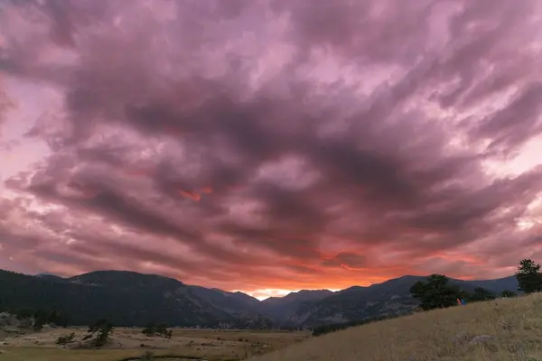 Una Splendida Vista Sulle Montagne Tramonto Con Drammatiche Nuvole Colorate — Foto Stock