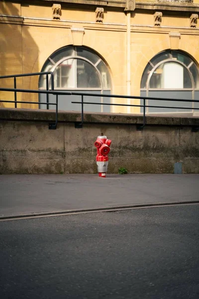 Vertikální Pohled Požární Hydrant Připojený Zemi Budovou Pozadí — Stock fotografie