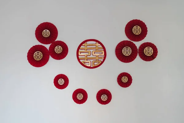 Μερικές Κόκκινες Χάρτινες Διακοσμήσεις Χρυσά Σχέδια Στη Μέση Γκρι Φόντο — Φωτογραφία Αρχείου