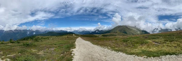 国境を示す山々とプステリアの上の山々のパノラマビューイタリア オーストリア — ストック写真