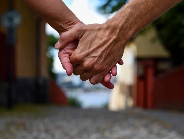 手を握っているカップルのクローズアップショット — ストック写真