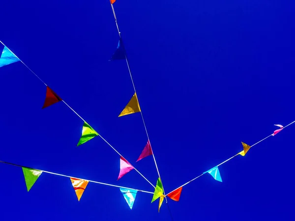 Una Vista Delle File Bandiere Festive Sospese Contro Cielo Blu — Foto Stock
