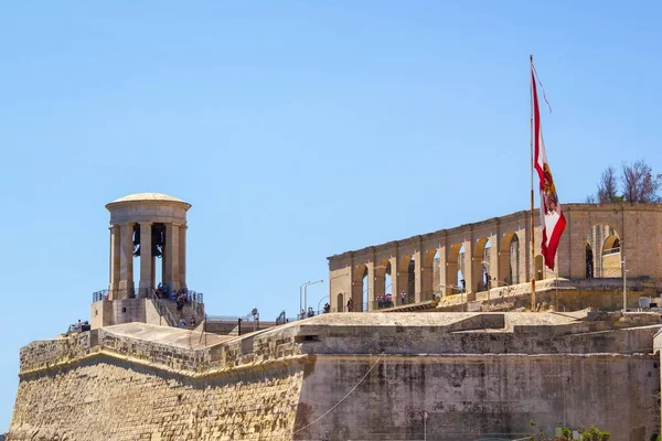 马耳他的瓦莱塔围城战争纪念馆和下巴拉卡 — 图库照片