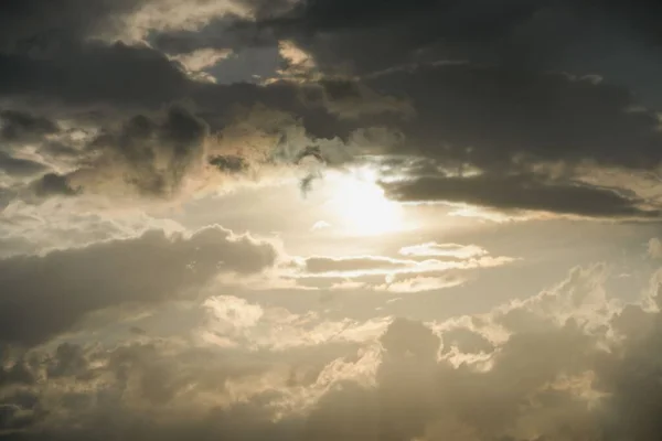 Gyönyörű Kilátás Nap Ragyog Felhős Égen — Stock Fotó