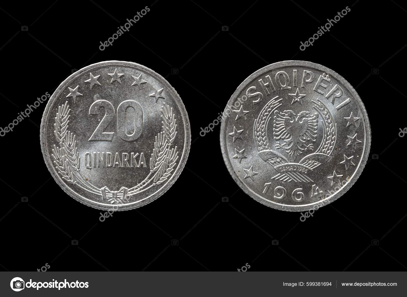 アルバニアのキンダルカのクローズアップショットは 黒の背景に反対側と逆側の両方からコインをリークします — ストック写真 ©  wirestock_creators #599381694