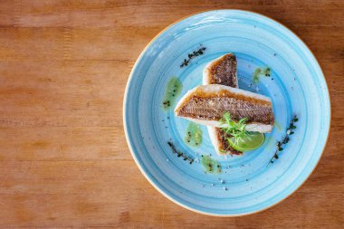 Panfried Wild Barramundi balığının en iyi görüntüsü.