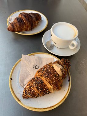 Tipik İtalyan kahvaltısı, iki ay çöreği ve kapuçino..