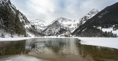 Karlı Alpen dağlarında güzel bir göl manzarası