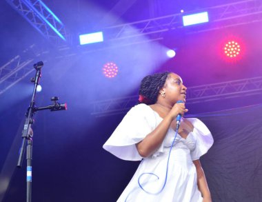 Şarkıcı ve söz yazarı Amahla Bristol Liman Festivali 'nde sahne aldı. Bristol Amfitiyatrosu. Bristol, İngiltere. 13 Temmuz 2022.