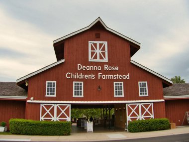 Overland Park Kansas 'taki Deanna Rose Çocuk Çiftliği' nin önü. Kırmızı ahır.