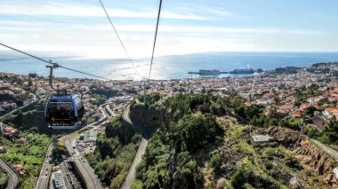 Funchal, Madeira Adası 'ndaki bir teleferik kulübesinden panoramik bir şehir ve okyanus manzarası.