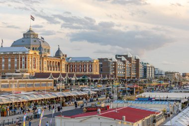 Hollanda 'da gün batımında ünlü Kurhaus Hotel kasabasının sokakları