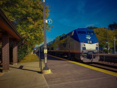 California Zephyr Amtrak treni Naperville, Illinois, ABD 'de istasyona yanaşıyor.