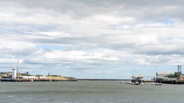 İngiltere 'deki Tyne Nehri' nin kuzey kalkanları ve güney kalkanları manzarası..