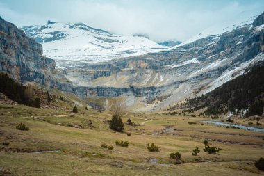 Dağlarla çevrili bir vadiden güzel bir görüntü.