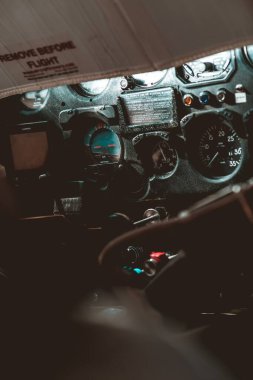 Savaş jetinin Holloman AFB Hava Gösterisi 'ndeki pilot kabininin iç çekimi, Alamogordo NM, ABD