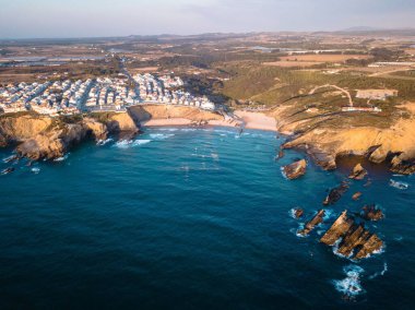 Portekiz 'deki gök mavisi denizle çevrili Zambujeira do Mar' ın insansız hava aracı görüntüsü.