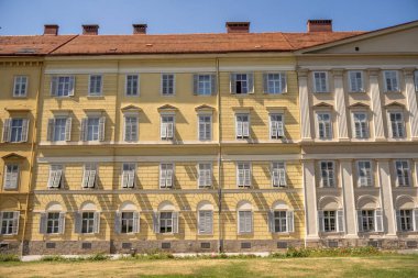 Güneşli bir sabahta şehir merkezinde tarihi bir bina.