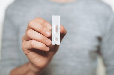 Negatif hızlı COVID-19 testi yapan bir adam.