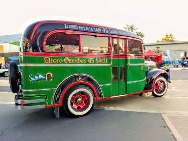 Chevrolet 1942 minibüsü Buenos Aires 'e geleneksel dosya süsleriyle toplu yolcu taşımacılığı için. Sağ taraf manzaralı. Kopyalama alanı