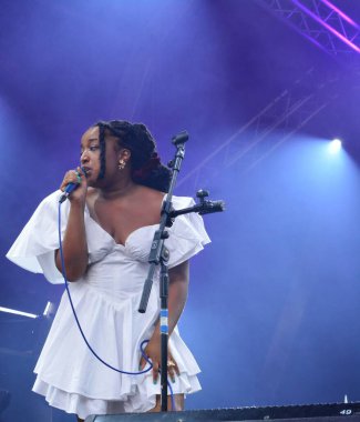 Şarkıcı ve söz yazarı Amahla Bristol Liman Festivali 'nde sahne aldı. Bristol Amfitiyatrosu. Bristol, İngiltere. 13 Temmuz 2022.