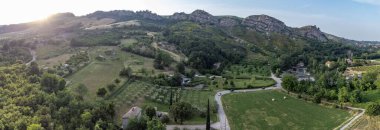 Emilia-Romagna, İtalya 'daki Bologna ilindeki Borgo Tossignano' nun panoramik görüntüsü