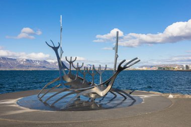 İzlanda 'nın Reykjavik kıyısındaki tarihi Güneş Yolculuğu heykeli