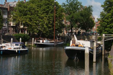 Hollanda, Schiedam 'daki nehirde demirli tekneler.