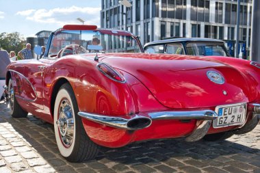 Kırmızı Chevrolet Corvette. Altmışlardan kalma klasik C1. Kolonya 'daki klasik araba şovundan.