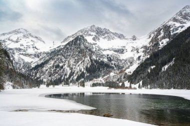 Karlı Alpen dağlarında güzel bir göl manzarası