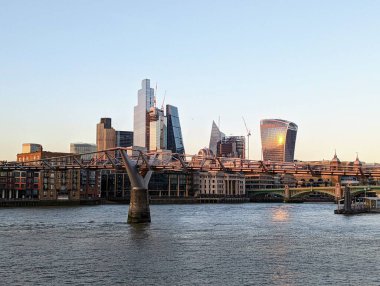 Gün batımında Londra Milenyum Köprüsü manzarası