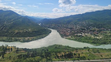 Tiflis şehrinin havadan görünüşü