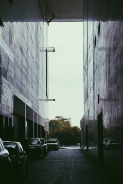 Binaların arasına park etmiş arabaların dikey görüntüsü
