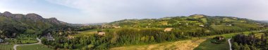 Emilia-Romagna, İtalya 'daki Bologna ilindeki Borgo Tossignano' nun panoramik görüntüsü