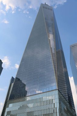 Bir Dünya Ticaret Merkezi 'nin dikey düşük açılı çekimi, New York, ABD
