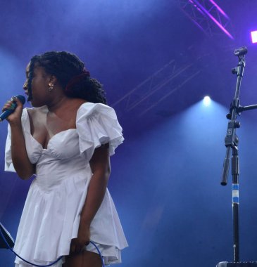 Şarkıcı ve söz yazarı Amahla Bristol Liman Festivali 'nde sahne aldı. Bristol Amfitiyatrosu. Bristol, İngiltere. 13 Temmuz 2022.