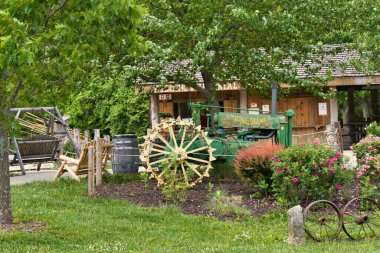 Overland Park 'taki Deanna Rose Çocuk Çiftliği' ndeki John Deer traktörü.