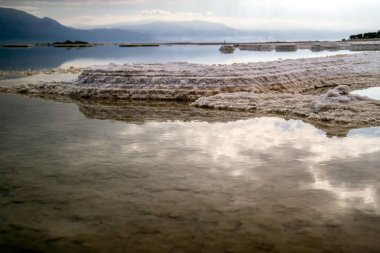 İsrail 'de Ölü Deniz' in yüzeyindeki mineral tuz oluşumları