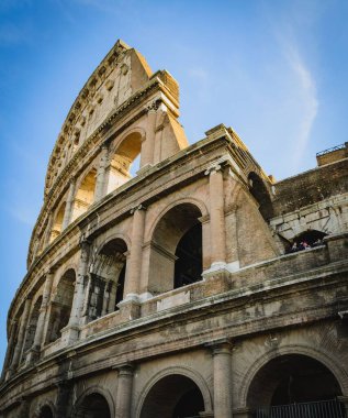 Roma şehrinin merkezindeki Colosseum, alçak açılı çekim.