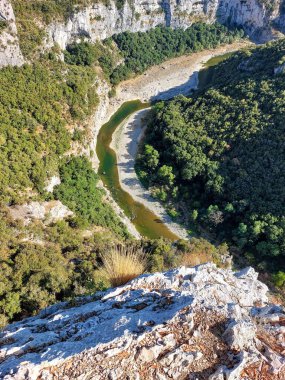 Fransa 'nın Sampzon kentindeki dağlık bir bölgede bir nehir.